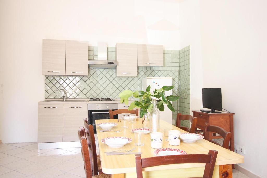 A kitchen or kitchenette at Casa Simone by RENTHOUSESALENTO