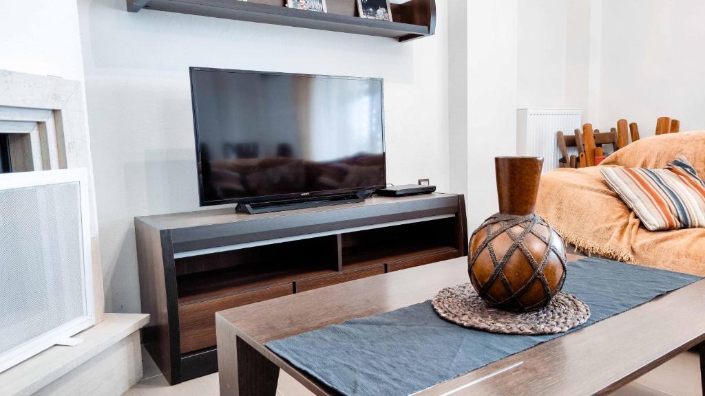 TV a/nebo společenská místnost v ubytování Tristan Beachfront House