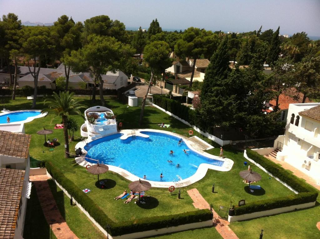 an overhead view of a swimming pool with umbrellas at Apartamentos Vistahermosa in El Puerto de Santa María