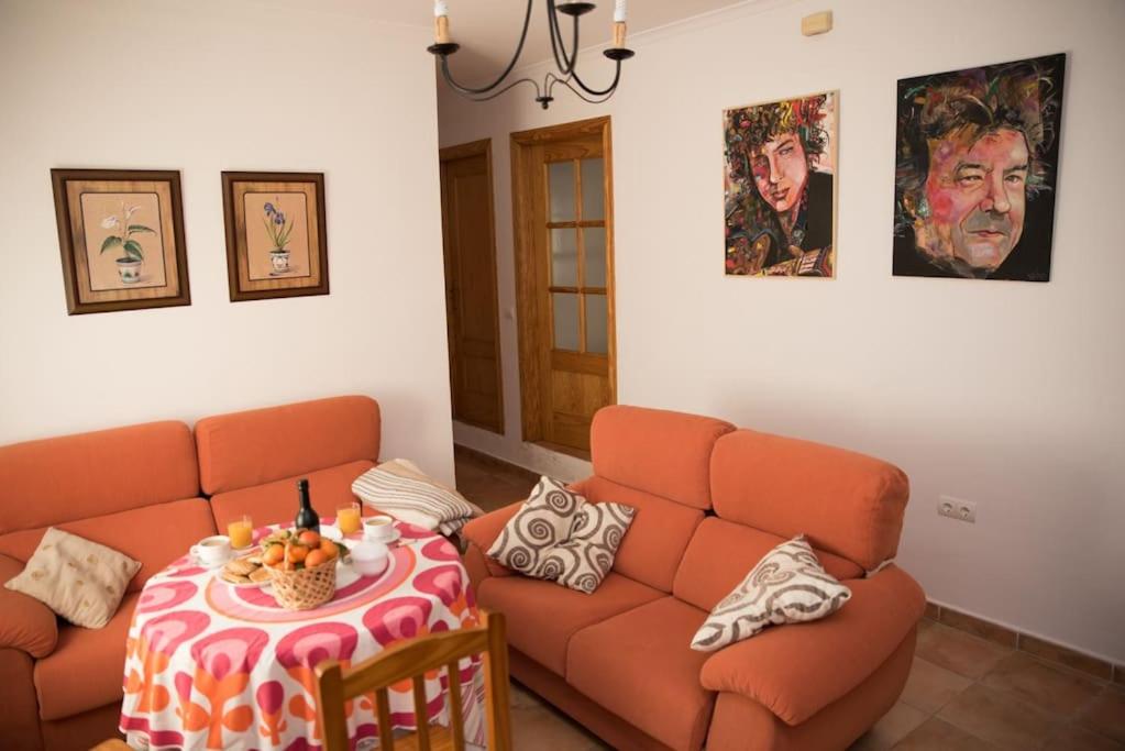 sala de estar con sofá y mesa en Casa Castillo, en La Puerta de Segura