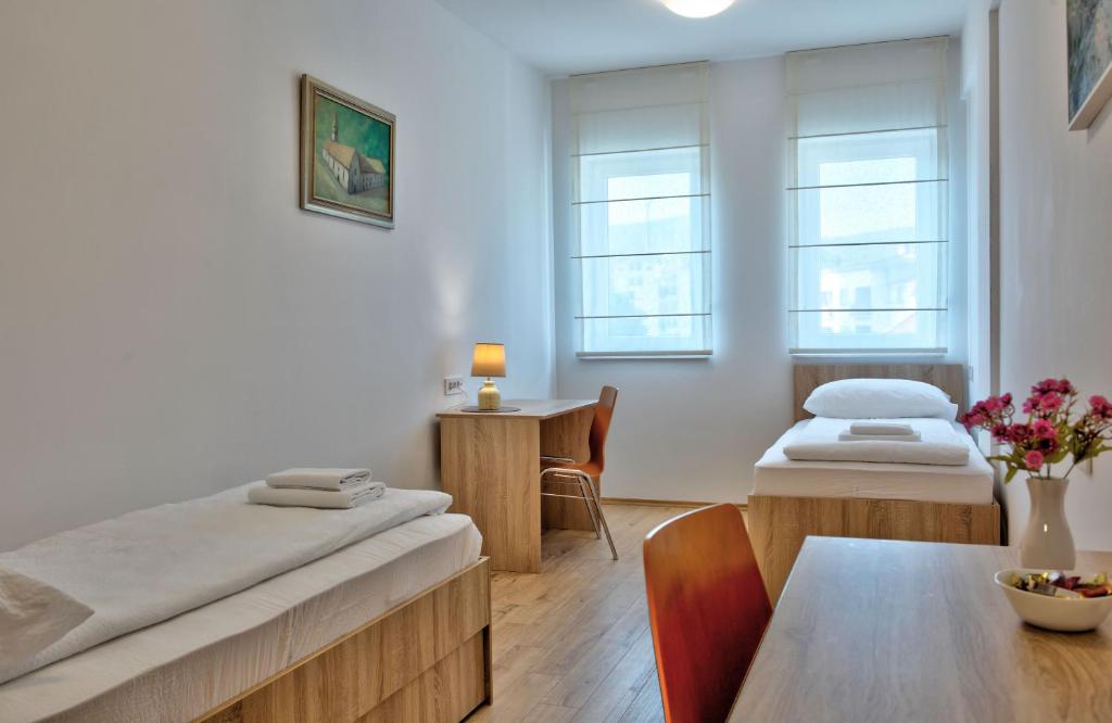 Postel nebo postele na pokoji v ubytování Hotel Dompes