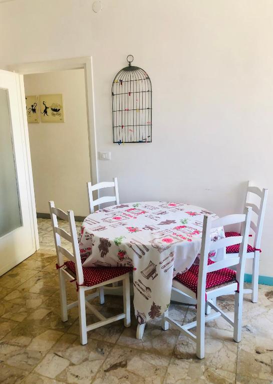 Zdjęcie z galerii obiektu Peaceful apartment 1 minute walk to the beach w mieście Ventimiglia
