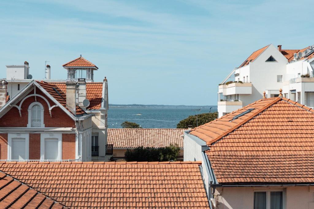 a view of roofs of buildings and the ocean at Down Center - Incroyable vue mer proche plage in Arcachon