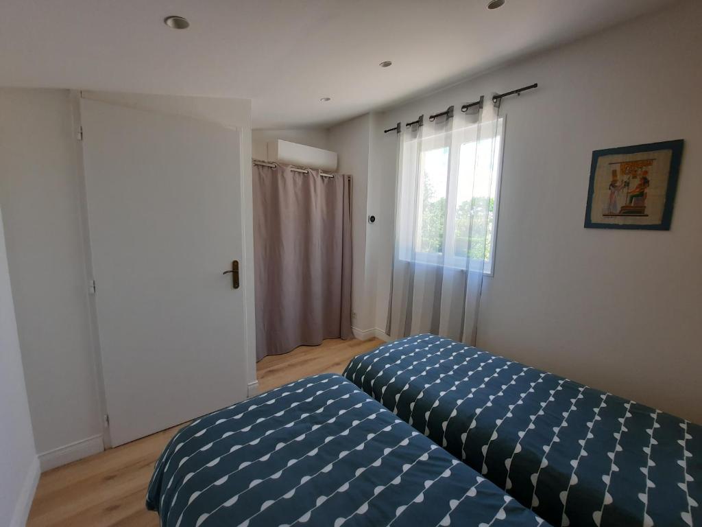 Łóżko lub łóżka w pokoju w obiekcie Gite 4 personnes avec piscine entre Saintes et Royan