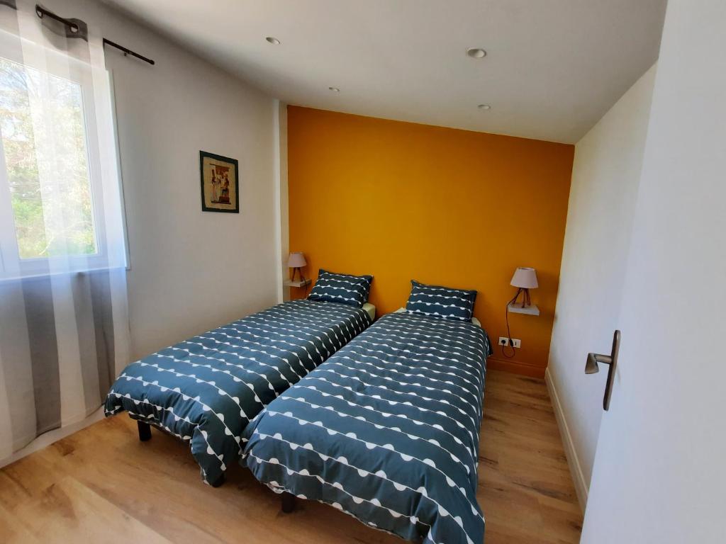 Łóżko lub łóżka w pokoju w obiekcie Gite 4 personnes avec piscine entre Saintes et Royan