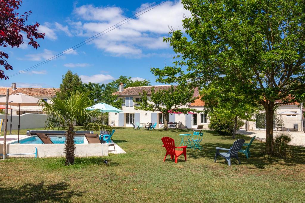 dom z dziedzińcem z krzesłami i basenem w obiekcie Gite 4 personnes avec piscine entre Saintes et Royan w mieście Balanzac