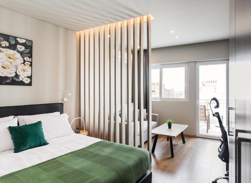 Posteľ alebo postele v izbe v ubytovaní WYZ Attiki Aparthotel