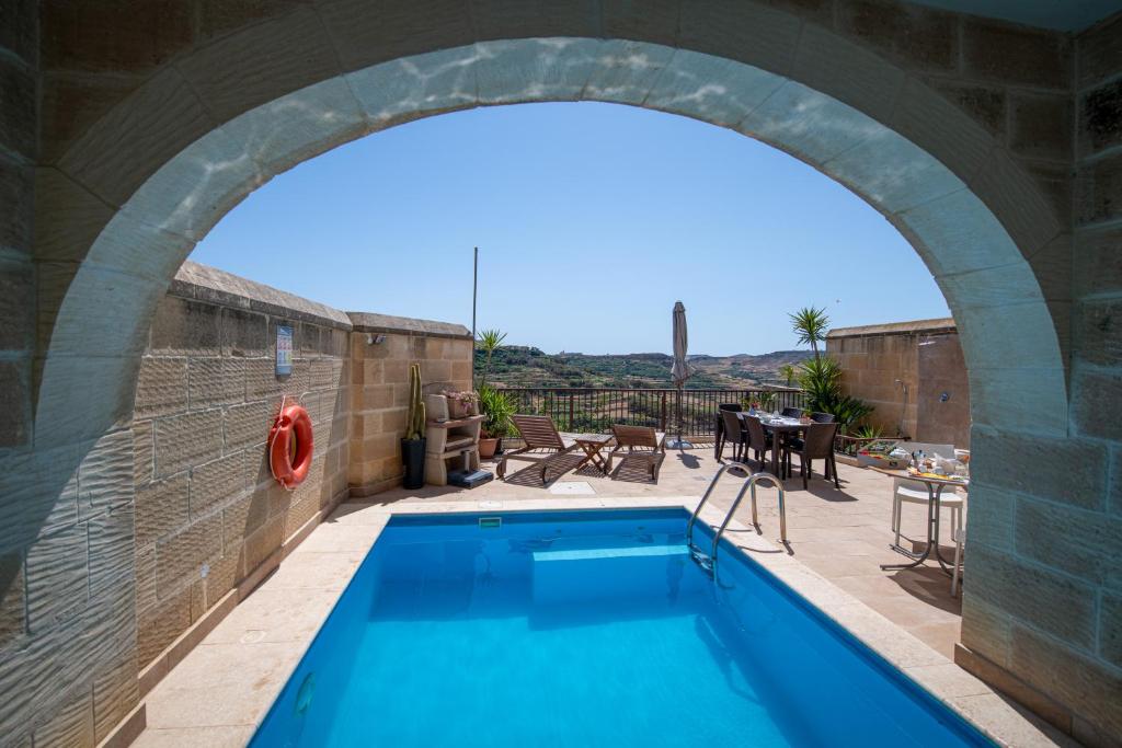 Sundlaugin á Ta’ Giljan B&B Gozo eða í nágrenninu