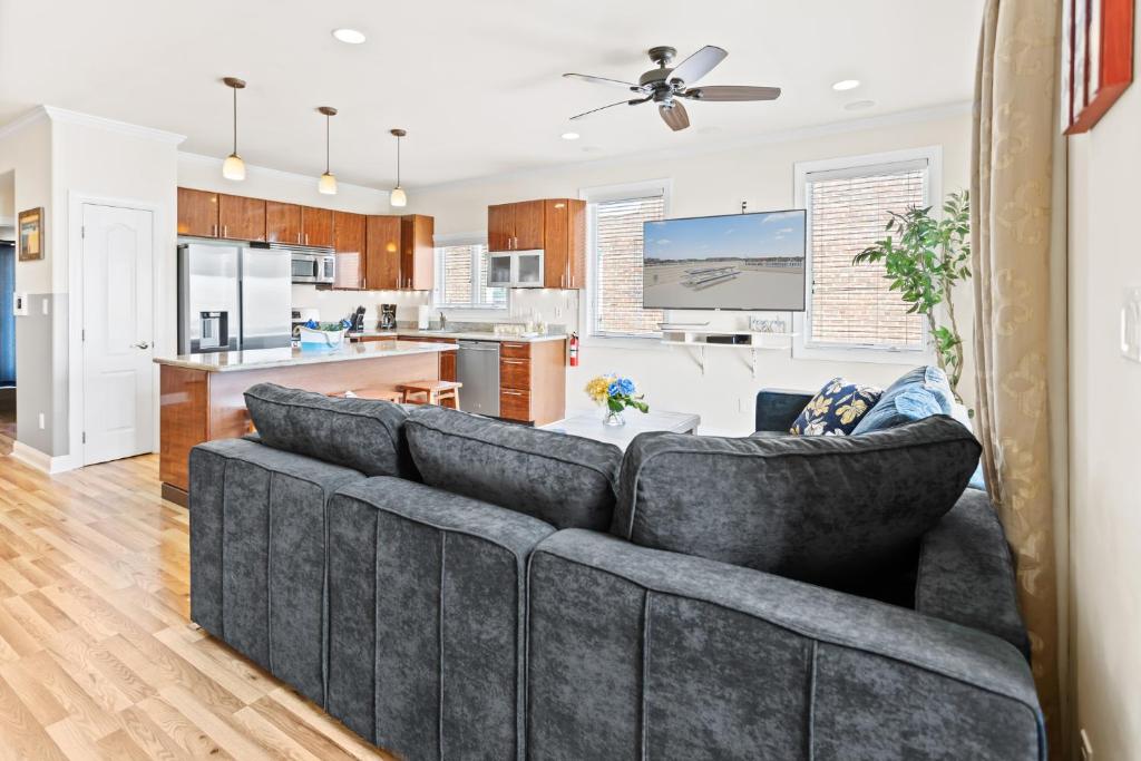 Kuchyň nebo kuchyňský kout v ubytování ❤️ The Top End Townhomes with Stunning Views On One-Of-A-Kind Rooftop Deck! WOW!