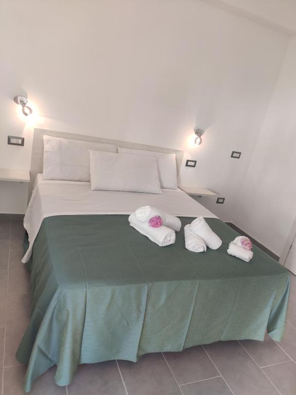 A bed or beds in a room at Ninfea Tropea City Rooms