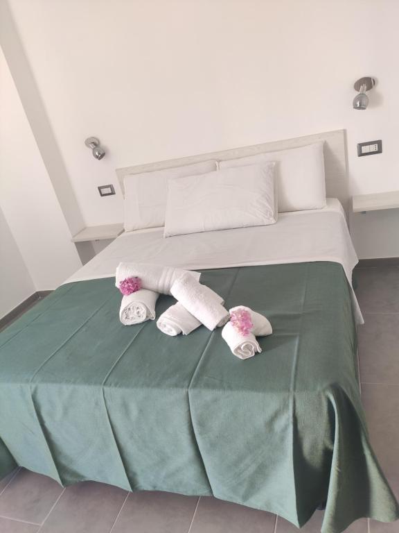 A bed or beds in a room at Ninfea Tropea City Rooms
