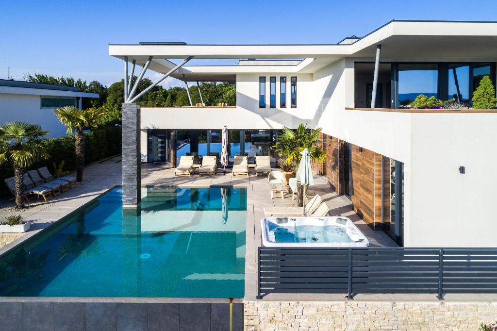Bazén v ubytování FIRST RESIDENCE Villa Eternity nebo v jeho okolí