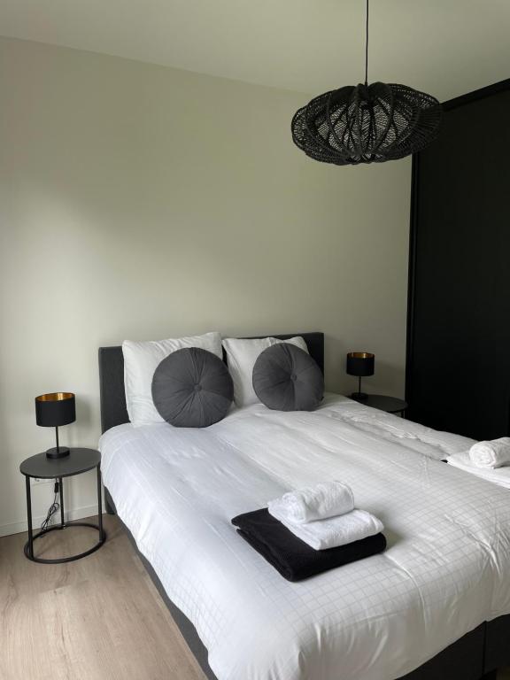 Postel nebo postele na pokoji v ubytování The White Oak - Luxe 4 persoons bungalow met prive sauna
