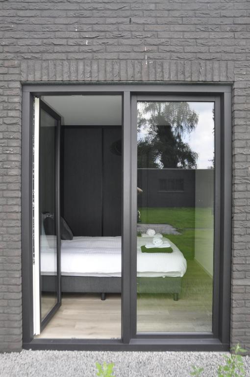 Postel nebo postele na pokoji v ubytování The White Oak - Luxe 4 persoons bungalow met prive sauna