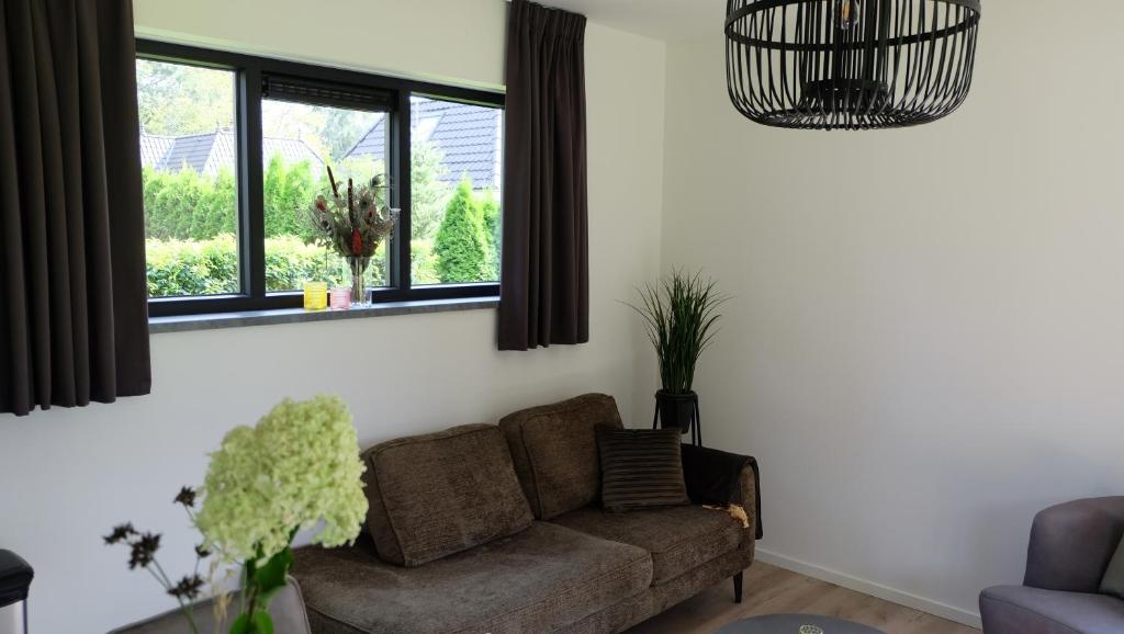 Posezení v ubytování The White Oak - Luxe 4 persoons bungalow met prive sauna
