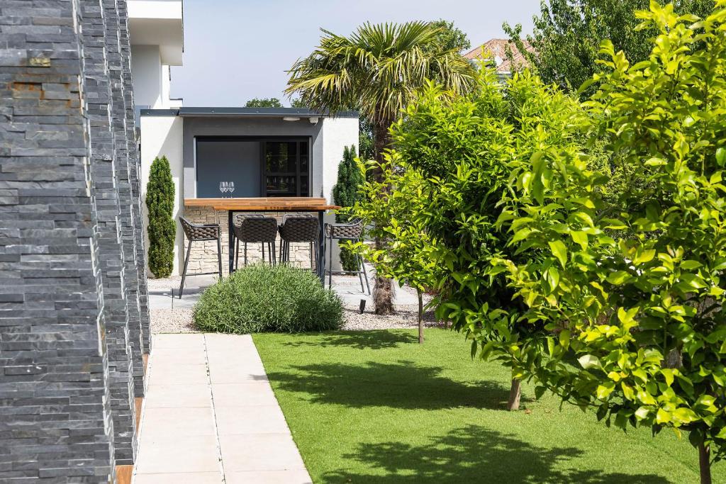 Zahrada ubytování FIRST RESIDENCE Villa Eternity