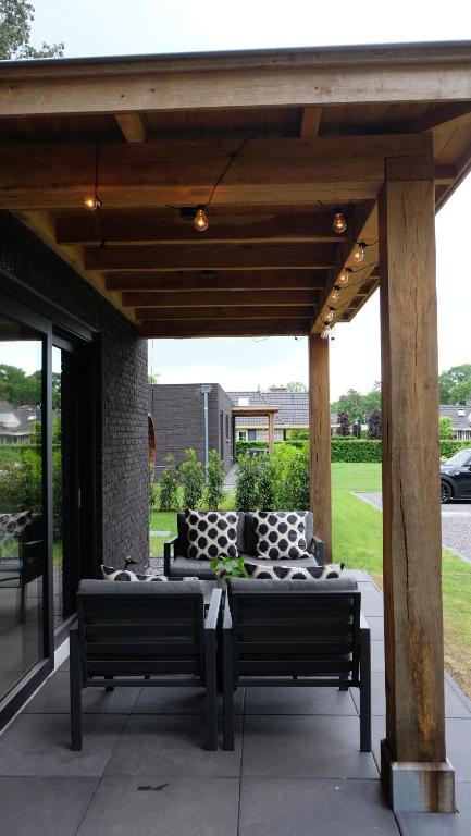 Posezení v ubytování The White Oak - Luxe 4 persoons bungalow met prive sauna