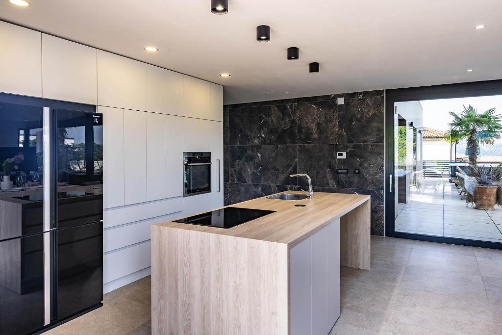 Kuchyň nebo kuchyňský kout v ubytování FIRST RESIDENCE Villa Eternity