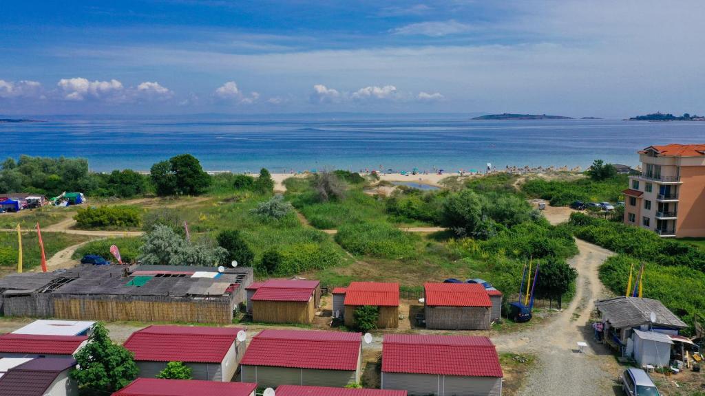 Каравани на плаж Златна Рибка Созопол في سوزوبول: اطلالة على شاطئ به بيوت ومحيط