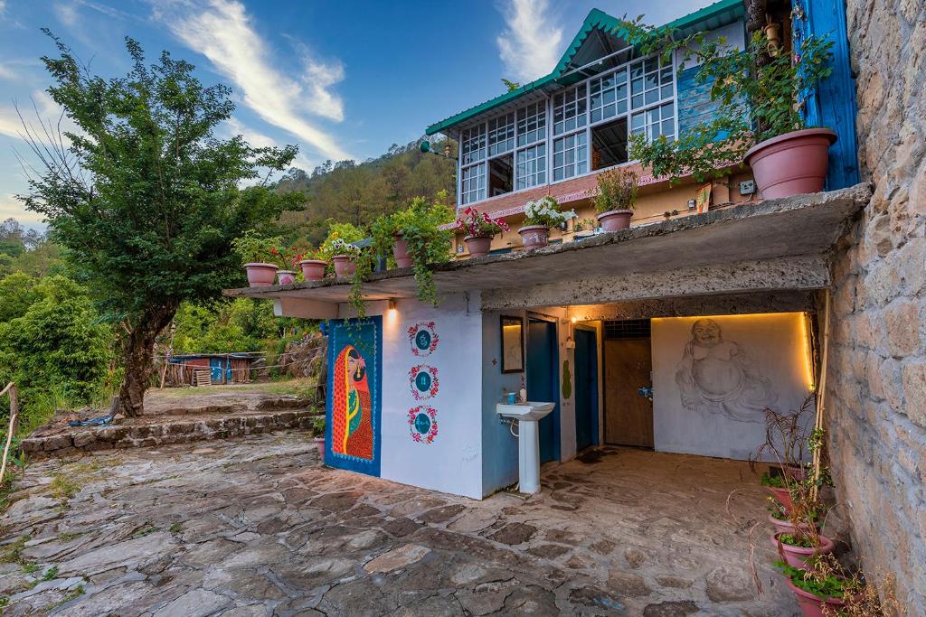 ein Haus mit einem Waschbecken an der Seite in der Unterkunft Vista Hostel Jeolikote, Nainital in Patwa Dunga