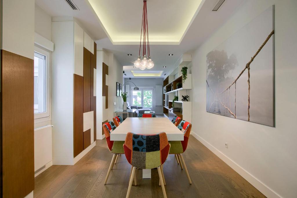 Apartamento Velazquez vistas في مدريد: غرفة طعام مع طاولة وكراسي