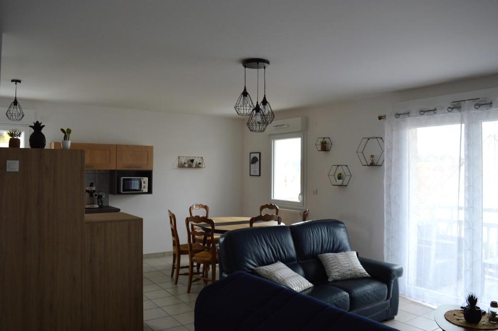 Kuchnia lub aneks kuchenny w obiekcie Appartement spacieux avec balcon - à 50m de la plage