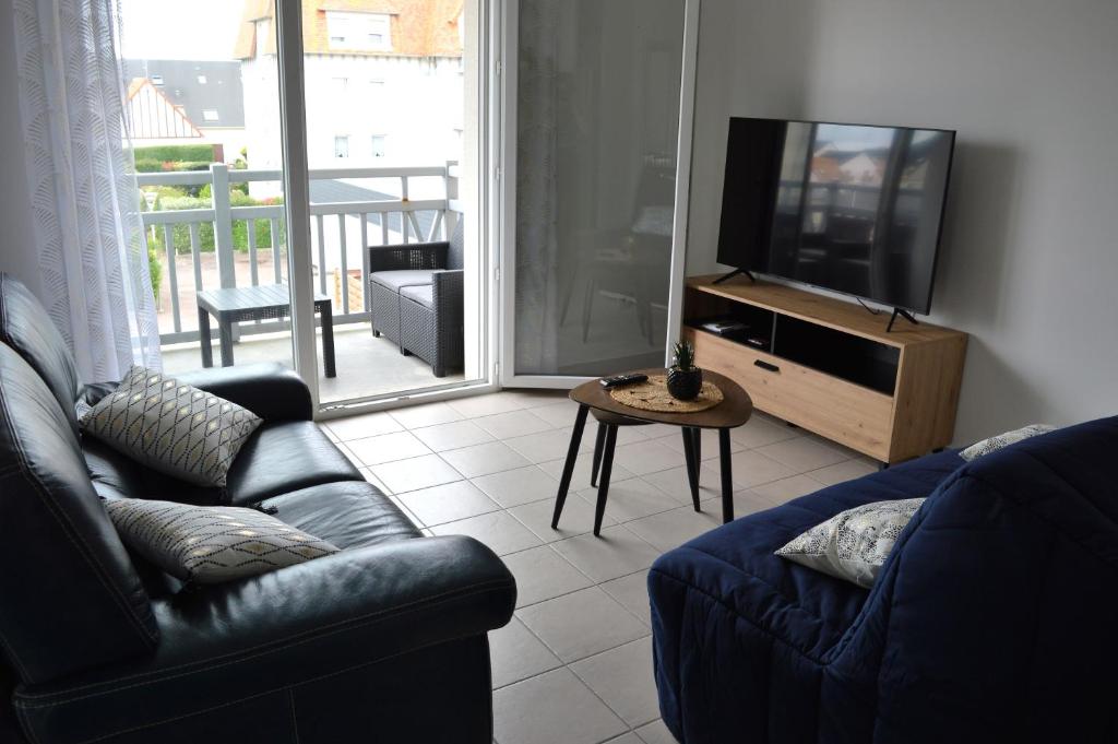 Telewizja i/lub zestaw kina domowego w obiekcie Appartement spacieux avec balcon - à 50m de la plage