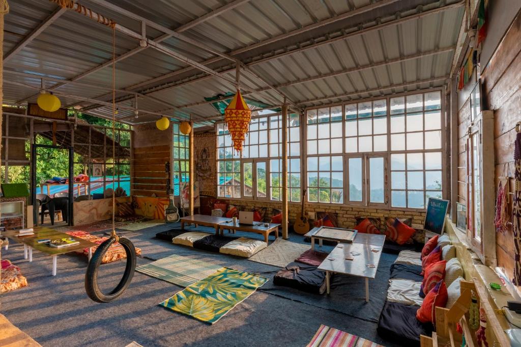 Posezení v ubytování Vista Hostel Jeolikote, Nainital