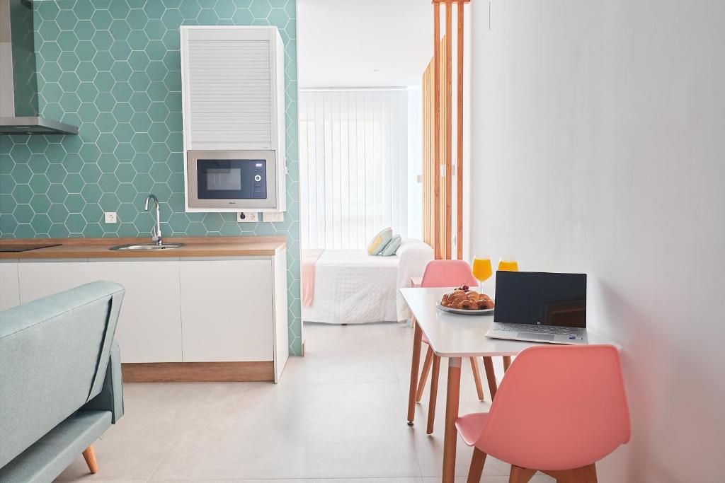 Televízia a/alebo spoločenská miestnosť v ubytovaní 9 NIDOS Céntrica Suites - Nuevo