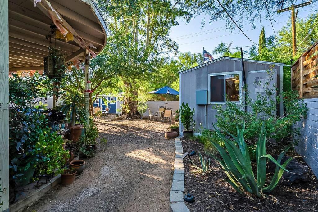 Zahrada ubytování Cute Peaceful Tiny House Getaway w Backyard - Low Summer Rates!