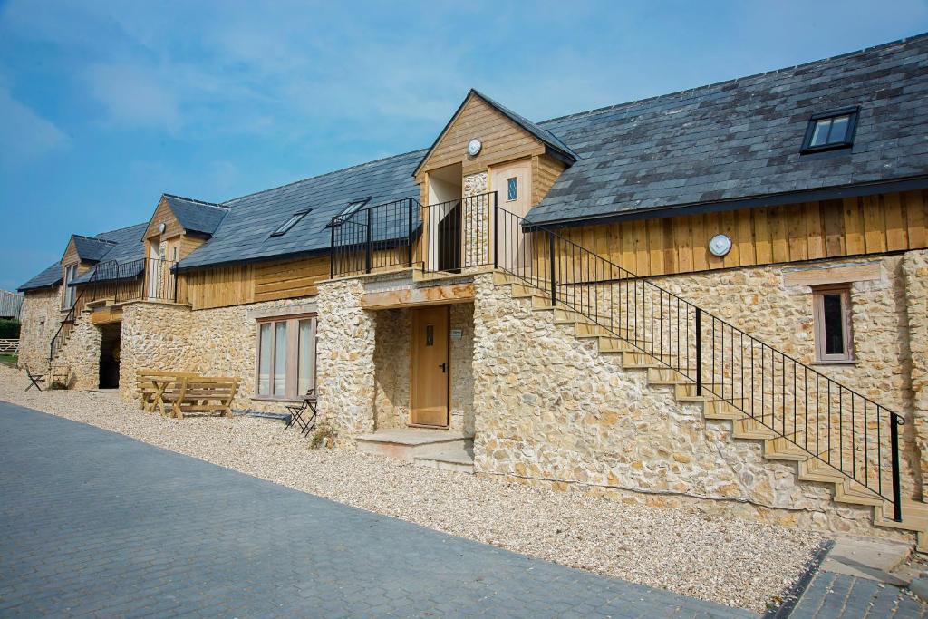 un grand bâtiment en pierre avec un escalier. dans l'établissement Hills Farm Stays, à Kilmington