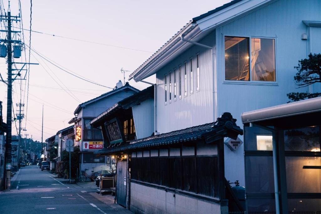 un bâtiment situé sur le côté d'une rue dans l'établissement iyooo - Vacation STAY 12867, à Nanao