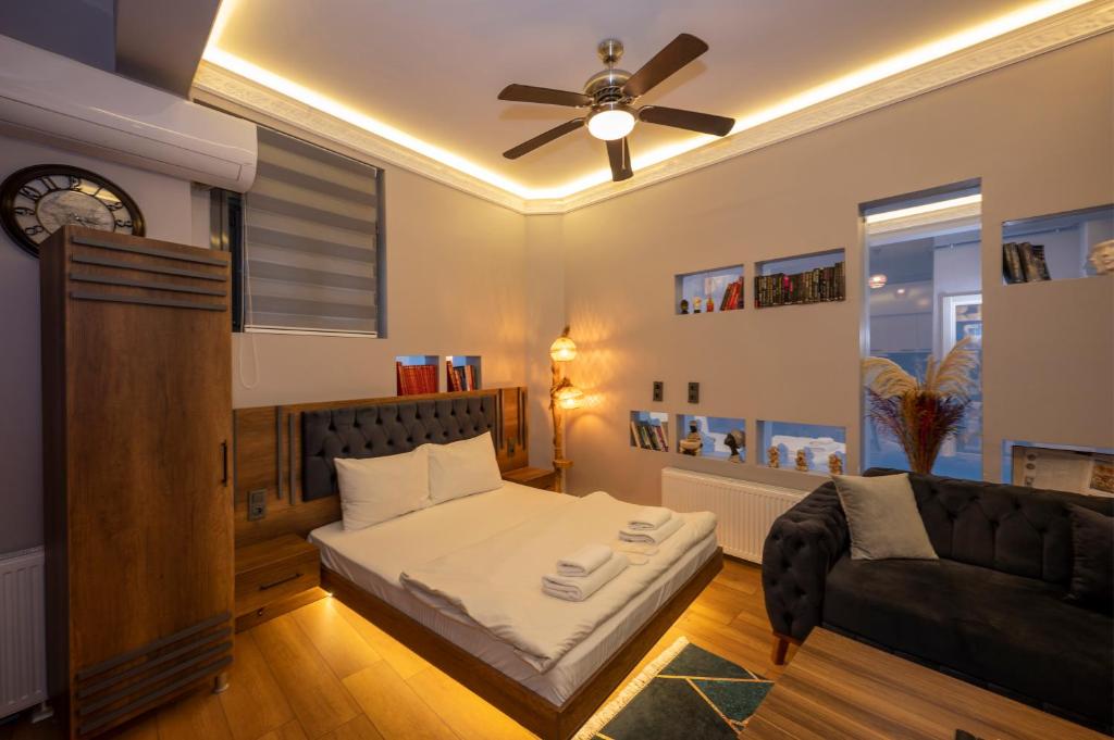 A seating area at Dorne Suite Taksim Hotel