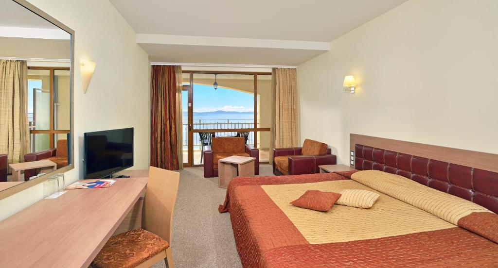 TV a/nebo společenská místnost v ubytování Sol Nessebar Palace All Inclusive