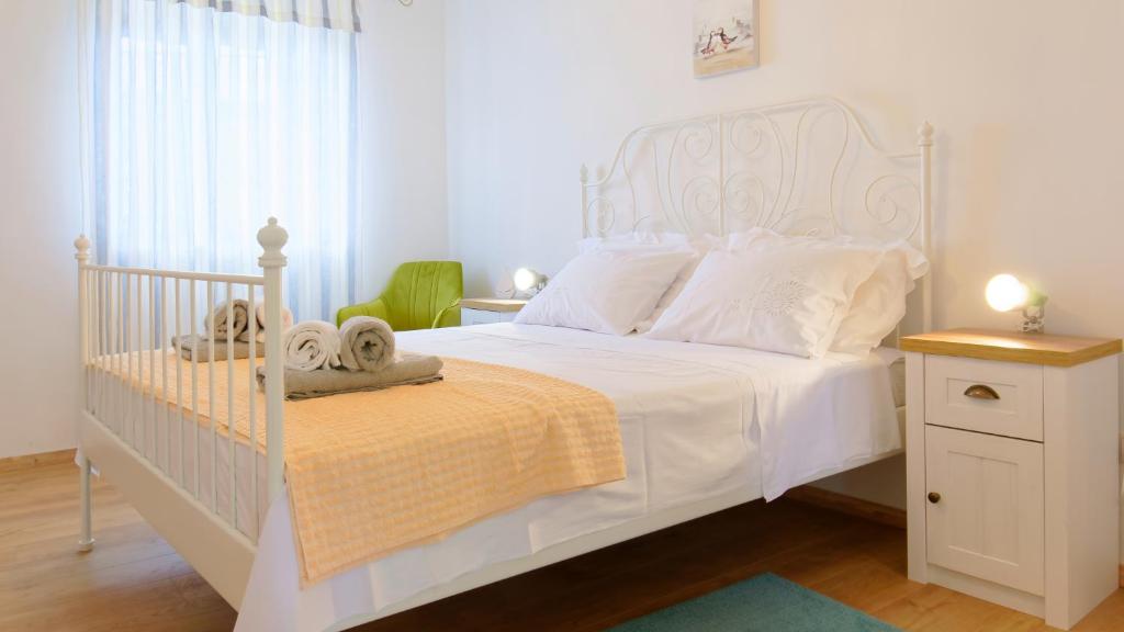 Łóżko lub łóżka w pokoju w obiekcie Villa Nicolara by Rent Istria