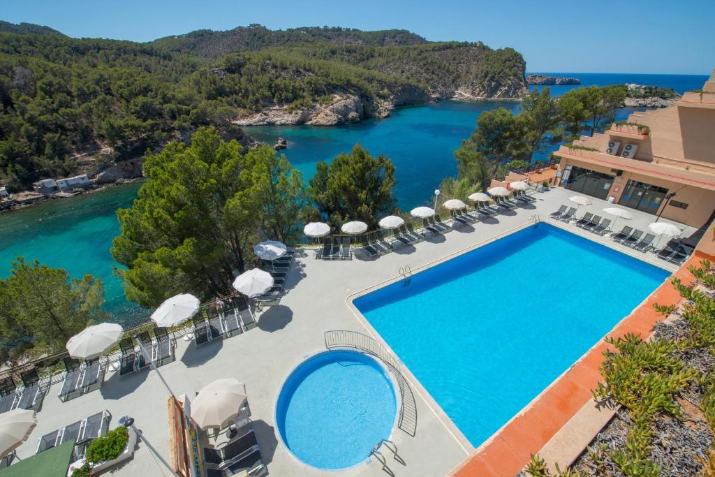 an aerial view of a resort with a swimming pool at Hotel Galeón in Puerto de San Miguel