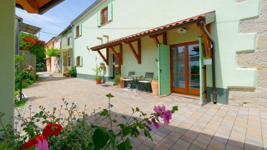 dziedziniec domu z patio w obiekcie Villa Nicolara by Rent Istria w mieście Buzet