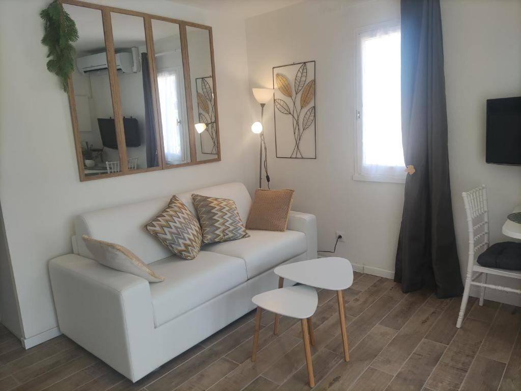 Televízia a/alebo spoločenská miestnosť v ubytovaní Appartement JADE dans résidence proche Tennis/ centre naturiste