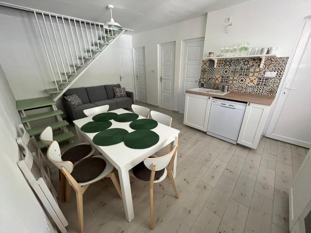 Kuchnia lub aneks kuchenny w obiekcie Helló Zsóry Apartman