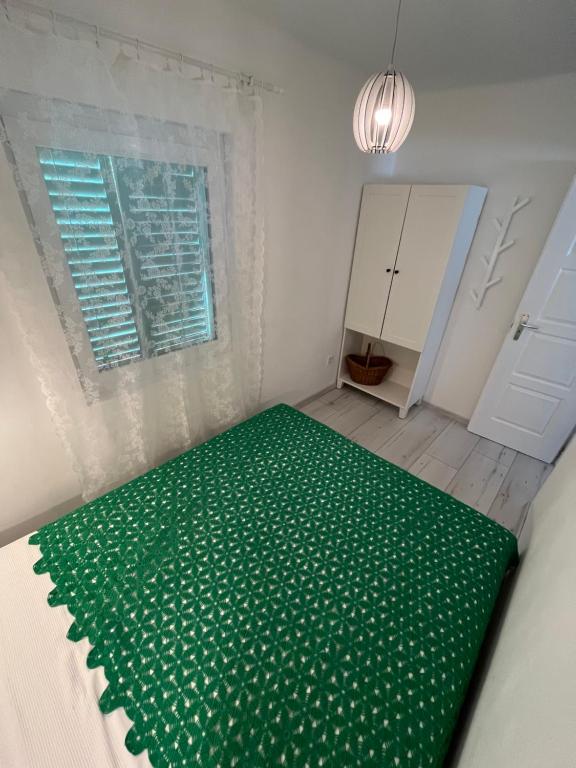 Łóżko lub łóżka w pokoju w obiekcie Helló Zsóry Apartman