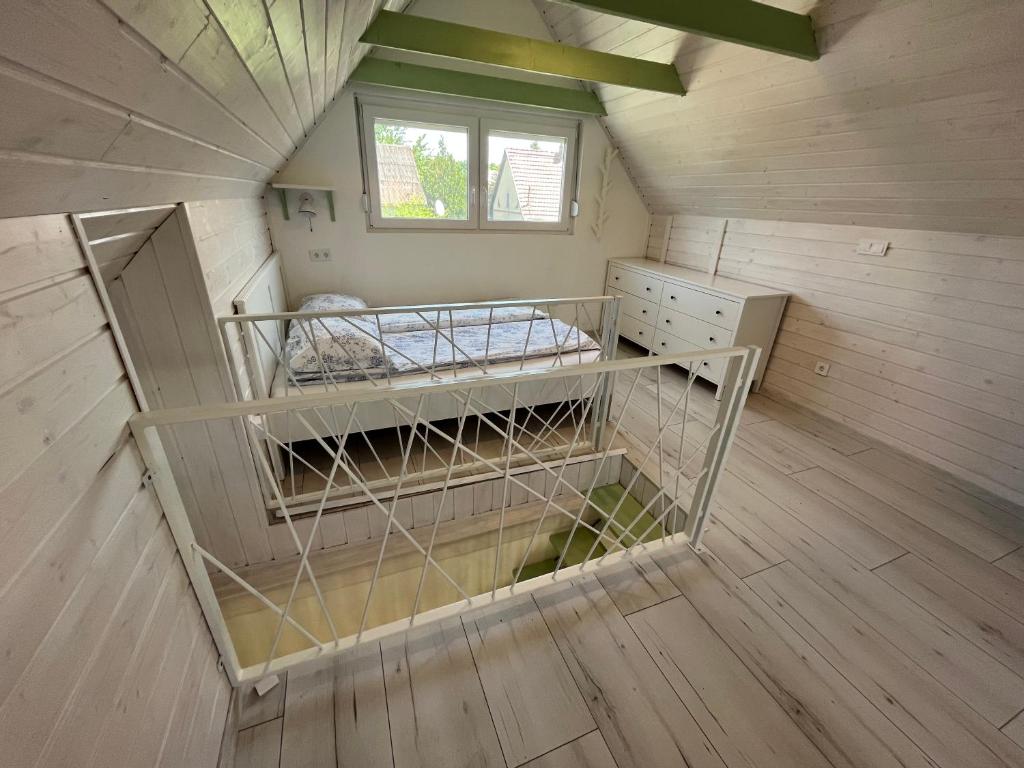 Łóżko lub łóżka w pokoju w obiekcie Helló Zsóry Apartman