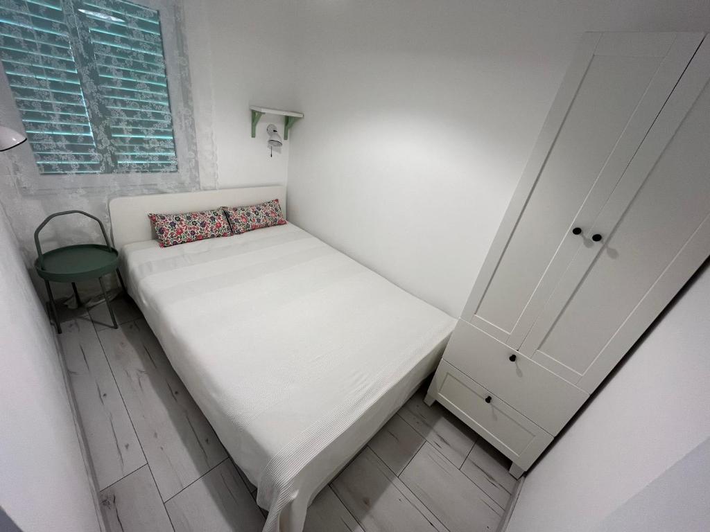 Łóżko lub łóżka w pokoju w obiekcie Helló Zsóry Apartman