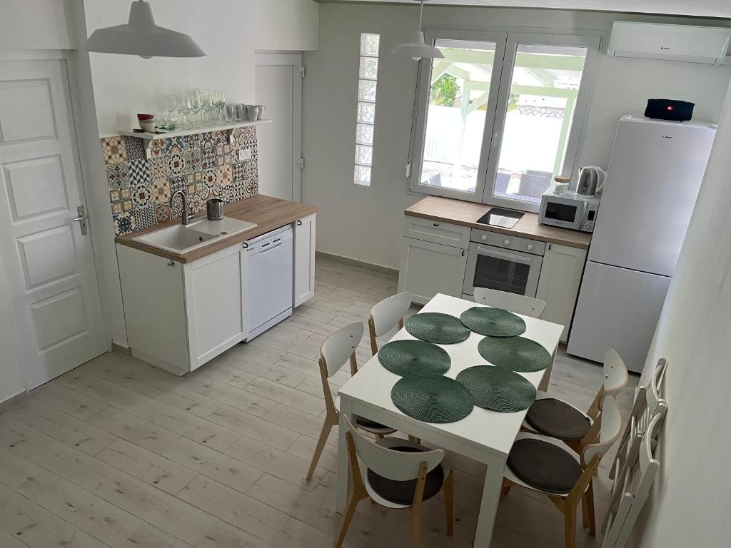 Kuchnia lub aneks kuchenny w obiekcie Helló Zsóry Apartman