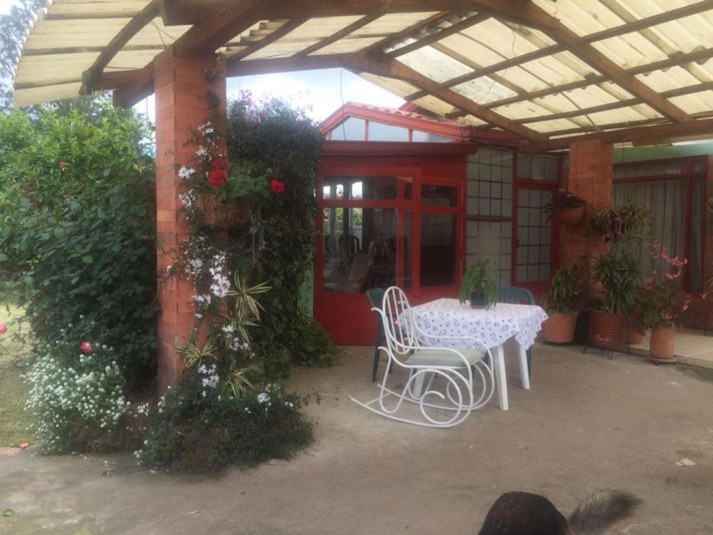 un patio con mesa y sillas en un edificio en Hermoso chalet en una muy buena ubicación, en Chía