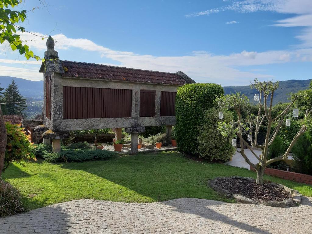 - Vistas externas a una casa con jardín en A Casa Da Asturiana, en Sotomayor