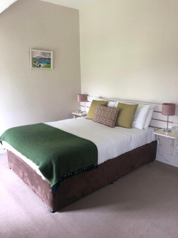 Postel nebo postele na pokoji v ubytování Gortamullen House, Kenmare