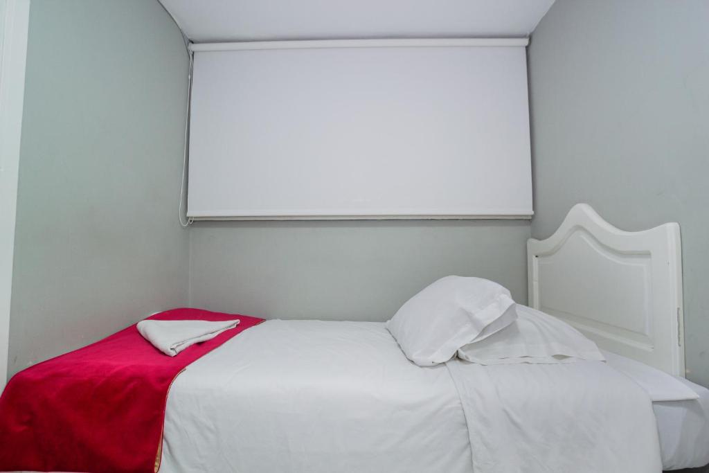 Postel nebo postele na pokoji v ubytování ApartaSuites & Hotel Bogota Teusaquillo