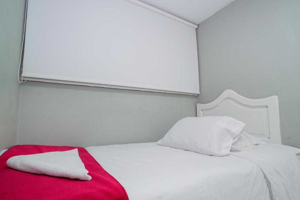 Postel nebo postele na pokoji v ubytování ApartaSuites & Hotel Bogota Teusaquillo