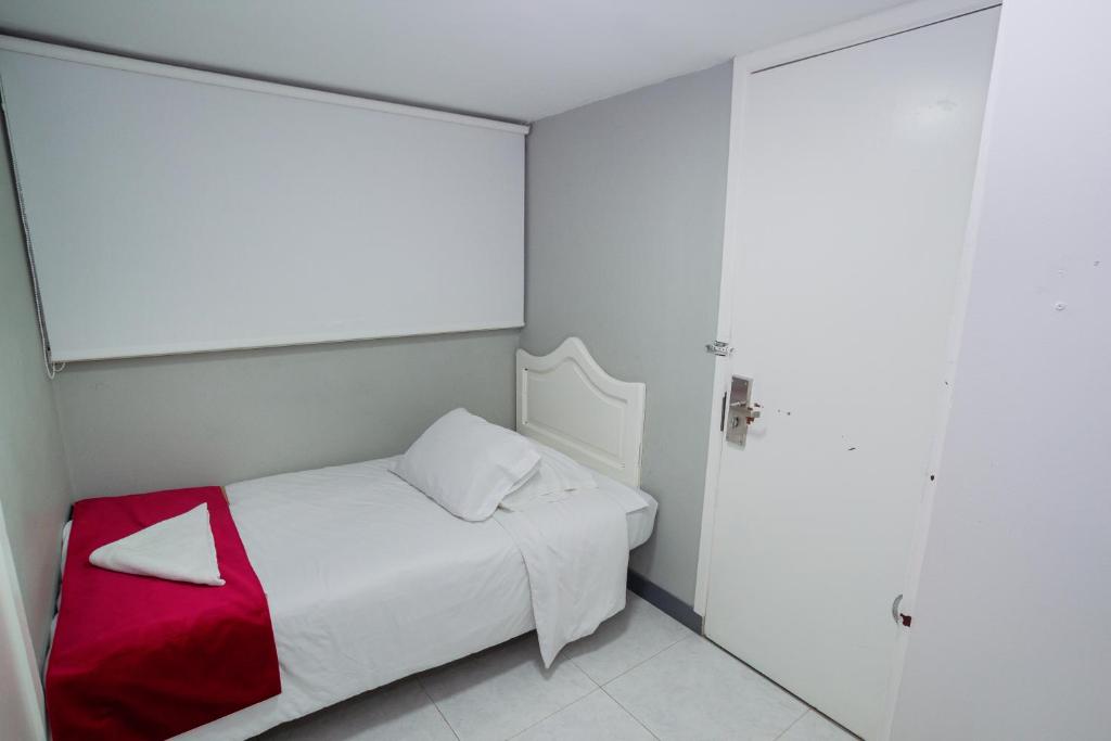 Postel nebo postele na pokoji v ubytování ApartaSuites & Hotel Bogota Teusaquillo