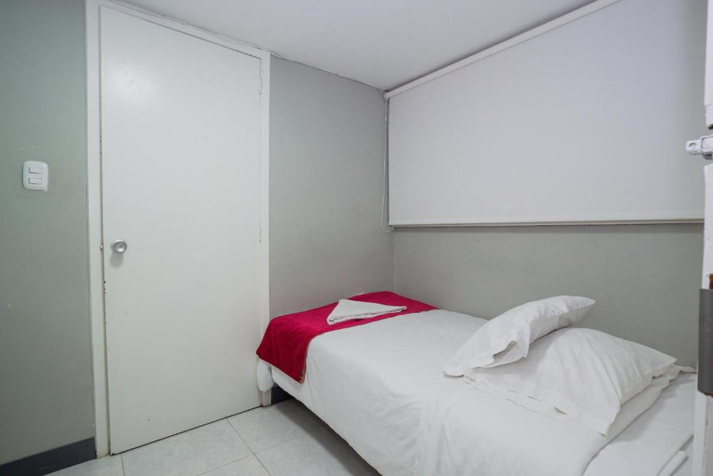 Postel nebo postele na pokoji v ubytování ApartaSuites & Hotel Bogota Teusaquillo